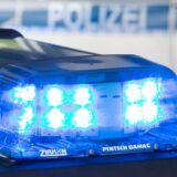 Ein Blaulicht an einem Polizeiwagen.