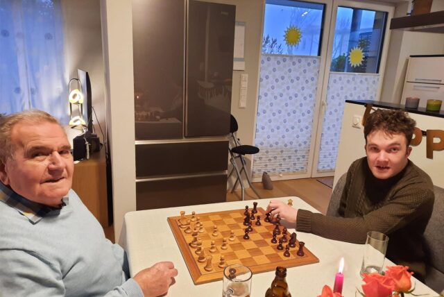 Sebastian Laufer (re) spielt an seinem Geburtstag eine Partie Schach mit seinem Opa Alois. Der 88-Jährige hat seinem Enkel das Schachspielen beigebracht.