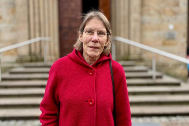 Ursula Kathriner steht vor dem Eingang der Lambertuskirche in Castrop-Rauxel.