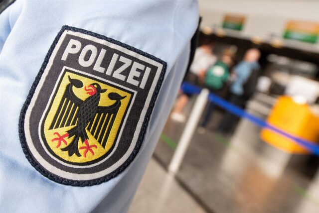 Wappen der Bundespolizei auf dem Ärmel einer Uniform.