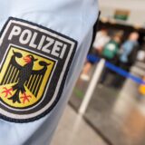 Wappen der Bundespolizei auf dem Ärmel einer Uniform.
