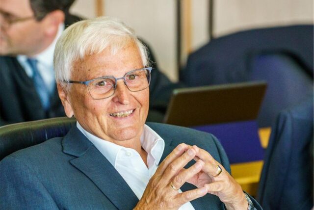 Theo Zwanziger, ehemaliger Präsident des Deutschen Fußball-Bundes (DFB), sitzt vor Prozessbeginn im Gerichtssaal.