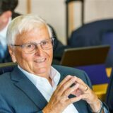 Theo Zwanziger, ehemaliger Präsident des Deutschen Fußball-Bundes (DFB), sitzt vor Prozessbeginn im Gerichtssaal.