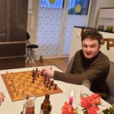 Sebastian Laufer (re) spielt an seinem Geburtstag eine Partie Schach mit seinem Opa Alois. Der 88-Jährige hat seinem Enkel das Schachspielen beigebracht.