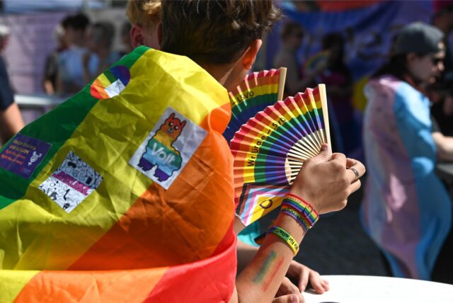 Teilnehmer mit Regenbogen- und einer Transfahne ziehen beim Christopher Street Day (CSD) durch die Innenstadt. Für Vielfalt und Toleranz gehen Tausende Menschen auf die Straße.