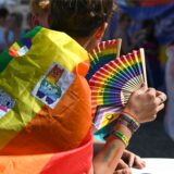 Teilnehmer mit Regenbogen- und einer Transfahne ziehen beim Christopher Street Day (CSD) durch die Innenstadt. Für Vielfalt und Toleranz gehen Tausende Menschen auf die Straße.
