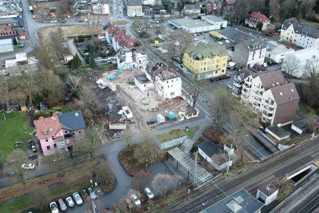 Der Abriss von Haus Bladenhorst und Nachbargebäuden an der Wartburgstraße am 24. Januar 2025 aus der Luft betrachtet.