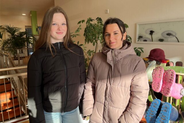 Die angehenden Erzieherinnen Sophie Böhm und Emilia Kurpiela stehen in der Awo-Kita Lohausstraße in Haltern.