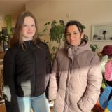 Die angehenden Erzieherinnen Sophie Böhm und Emilia Kurpiela stehen in der Awo-Kita Lohausstraße in Haltern.