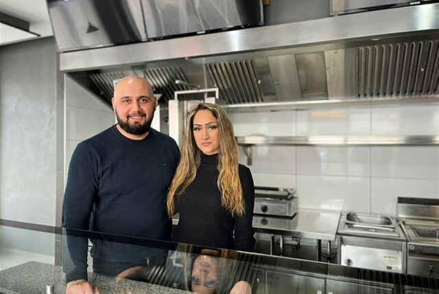 Jarkas Mohammed und Dunia Yel stehen in der Küche von Empire Döner