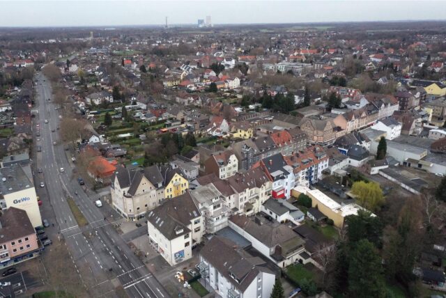 Auf der Lange Straße (vorn von links nach rechts in der Häuserschlucht) hat ein Dieb eine Ladenkasse geöffnet und Geld entwendet.