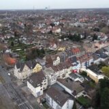 Auf der Lange Straße (vorn von links nach rechts in der Häuserschlucht) hat ein Dieb eine Ladenkasse geöffnet und Geld entwendet.
