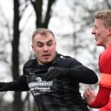 Joel Göttken im Kopfballduell