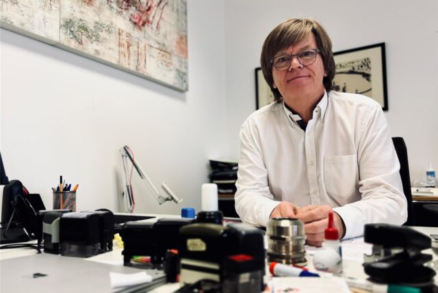 Dag Hagby sitzt in seinem Büro in Dortmund am Schreibtisch.