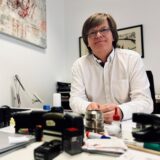 Dag Hagby sitzt in seinem Büro in Dortmund am Schreibtisch.