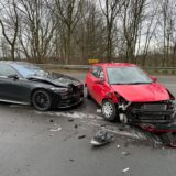 Ein schwarzes und ein rotes Auto wurden durch einen Unfall in Dorsten schwer beschädigt.