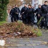 Polizisten einer Einsatzhundertschaft durchsuchen das Umfeld des Tatorts, wo ein Mann bei einem gewaltsamen Angriff in Duisburg durch Schüsse getötet worden sein soll.