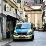 Die Bildkombi zeigt Feyyat Özdemir und ein Polizeiauto vor dem Maroush in Recklinghausen