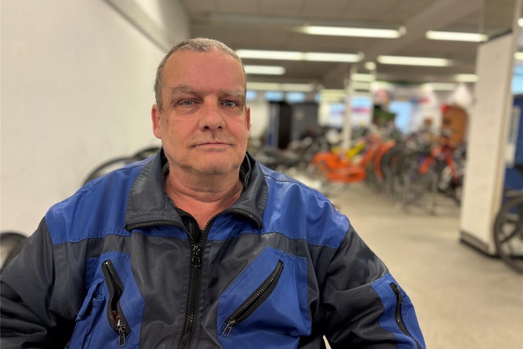 Christian Koch (57) arbeitet regelmäßig seit vielen Jahren in der Radstation. Seine Beschäftigungsmöglichkeit wird gestrichen. Christian Koch (57) arbeitet regelmäßig seit vielen Jahren in der Radstation. Seine Beschäftigungsmöglichkeit wird gestrichen.