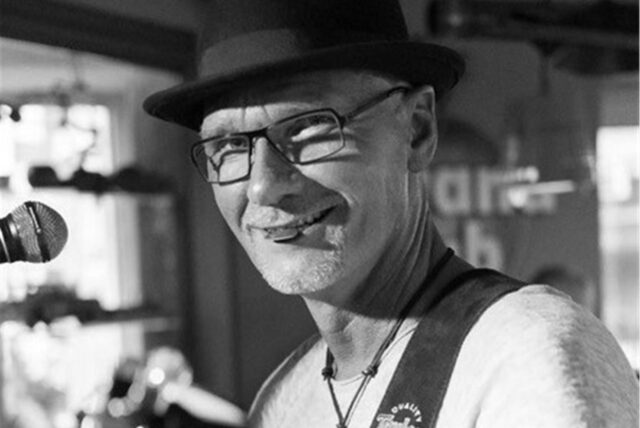 Schwarz-weiß-Foto von Detlev Bruns auf der Bühne