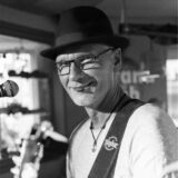 Schwarz-weiß-Foto von Detlev Bruns auf der Bühne