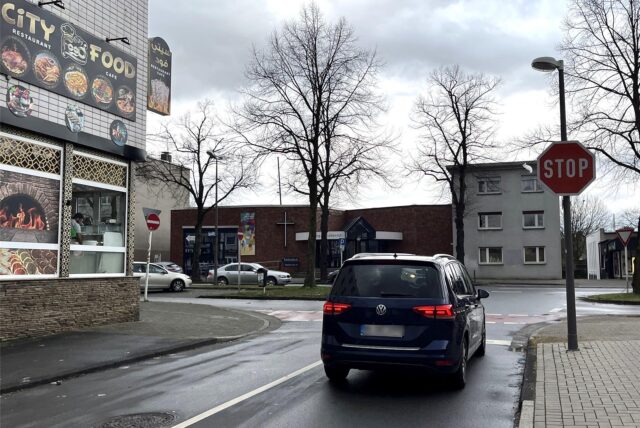 Pkw an einem Stoppschild