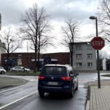 Pkw an einem Stoppschild