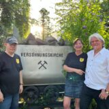 Dietmar Hinz, Kerstin und Bernd Murza vor der Lore vor der Versöhnungskirche.