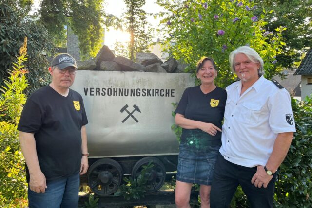 Dietmar Hinz, Kerstin und Bernd Murza vor der Lore vor der Versöhnungskirche.