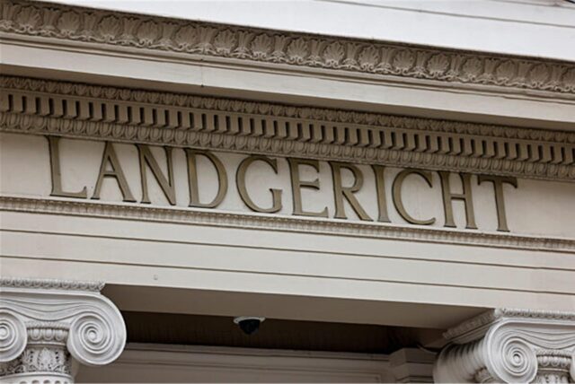 Blick auf den Schriftzug «Landgericht» an der Fassade des Gerichtsgebäudes.