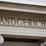Blick auf den Schriftzug «Landgericht» an der Fassade des Gerichtsgebäudes.