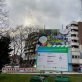 Ein Bauschild mit dem Slogan „Der Park kommt in die Stadt“ steht an der Baustelle am Bramhügel in Herten.