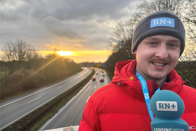 Unser Reporter Tim Hübbertz steht auf einer Brücke und berichtet über die bevorstehende Sperrung der Zufahrt von der Mallinckrodtstraße auf die A45.