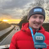Unser Reporter Tim Hübbertz steht auf einer Brücke und berichtet über die bevorstehende Sperrung der Zufahrt von der Mallinckrodtstraße auf die A45.