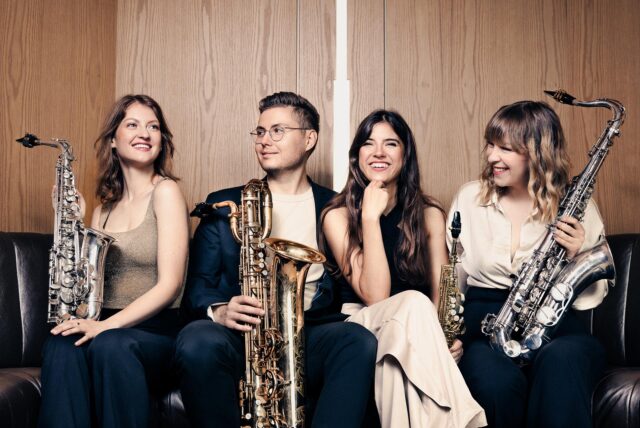 Vier Musikerinnen und Musiker des Elternum Quartets