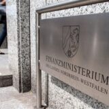 Das Gebäude des NRW-Finanzministeriums in Düsseldorf, daneben ein Porträtfoto von Dr. Oliver Lind, Kämmerer der Stadt Herten.