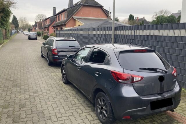 Obwohl es eine Anliegerstraße ist, wird das Parken an der Ecke Grüner Weg/Grüne Straße in Marl-Brassert nicht vom Ordnungsamt geahndet.