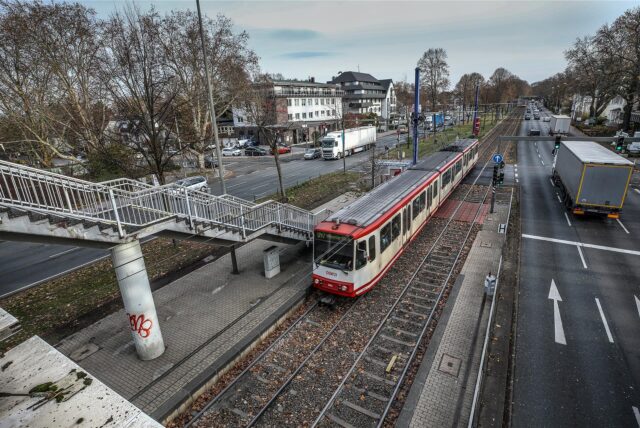 Blick von einer Fußgängerbrücke auf die B1-Halltestelle Lübkestraße.