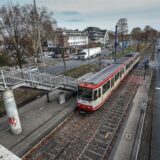 Blick von einer Fußgängerbrücke auf die B1-Halltestelle Lübkestraße.