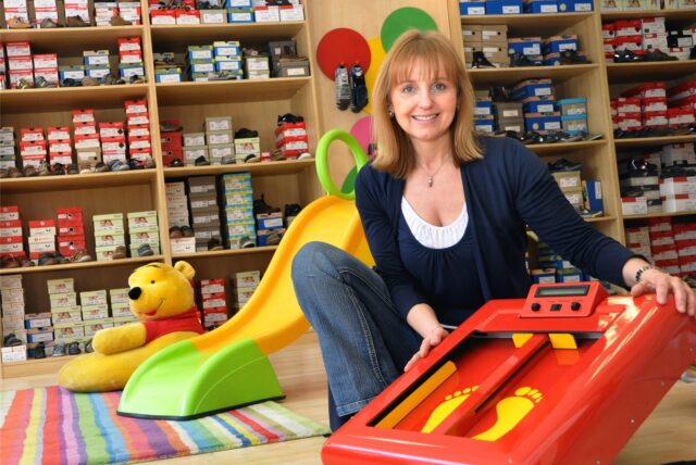 Vera Kopitetzki sitzt in ihrem Schuhgeschäft am Biesenkamp.
