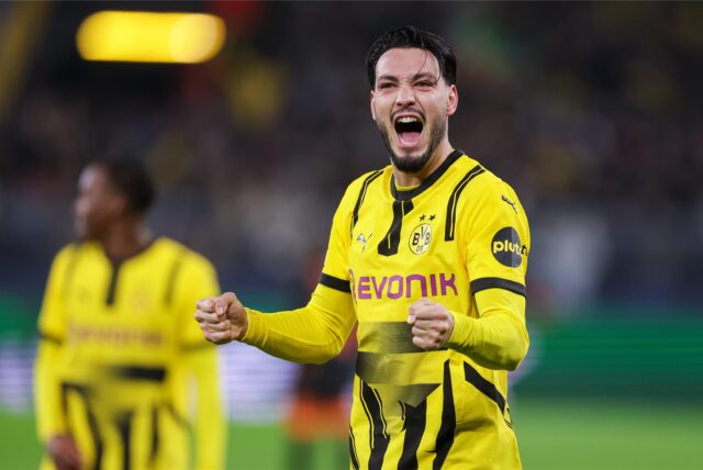 Ramy Bensebaini jubelt.