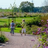 Zwei Frauen spazieren durch das blühende Emscherland an der Stadtgrenze Recklinghausen/Castrop-Rauxel