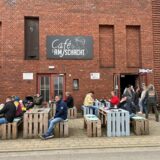 Gäste sitzen vor dem „Café am Schacht“ in Herten.