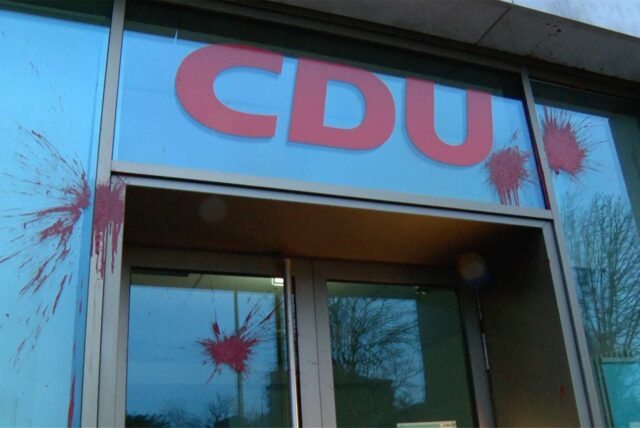 An der Geschäftsstelle der CDU am Südwall in Dortmund sind rote Farbtupfer zu erkennen.