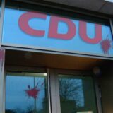 An der Geschäftsstelle der CDU am Südwall in Dortmund sind rote Farbtupfer zu erkennen.