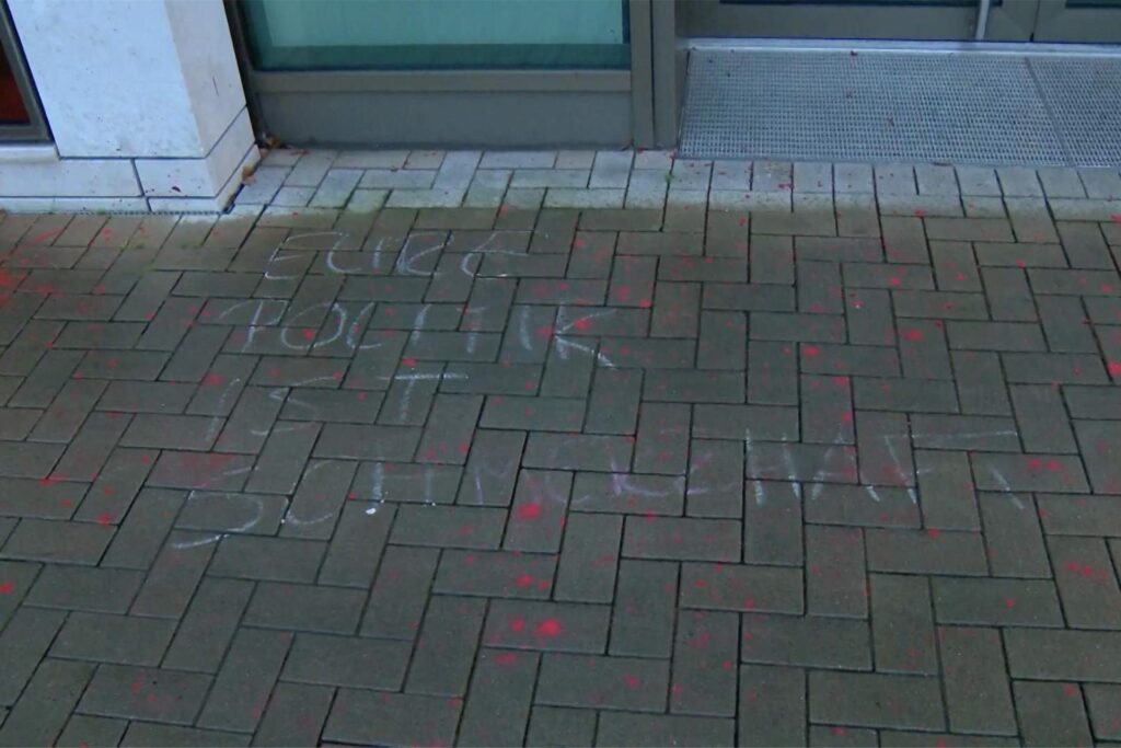 Kreide-Schriften vor der CDU-Geschäftsstelle in Dortmund. Kreide-Schriften vor der CDU-Geschäftsstelle in Dortmund.