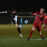 Hendrik Köster (l.) war im Testspiel von Teutonia SuS Waltrop gegen den FC Spvgg. Oberwiese der Mann des Spiels. Hier wirft sich Oberwieses Kapitän Janis Lenfert in seinen Schuss.