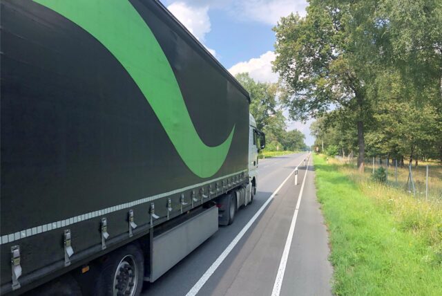 Der Seitenstreifen der B224 zwischen Erle und Dorsten