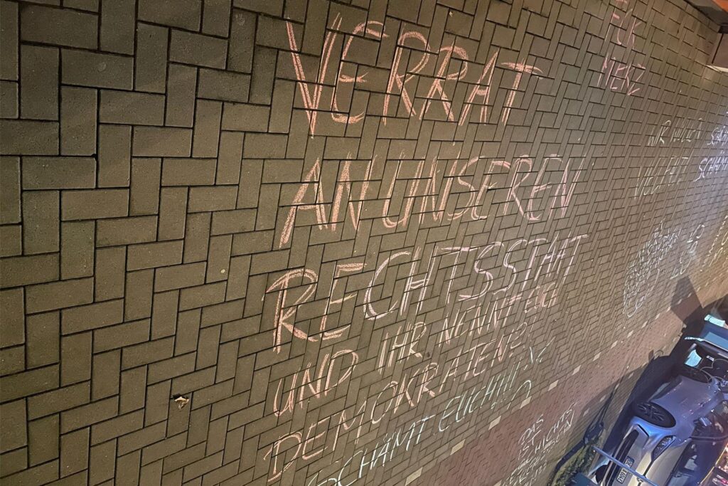 Mit Kreide geschrieben: Mit Kreide geschrieben: