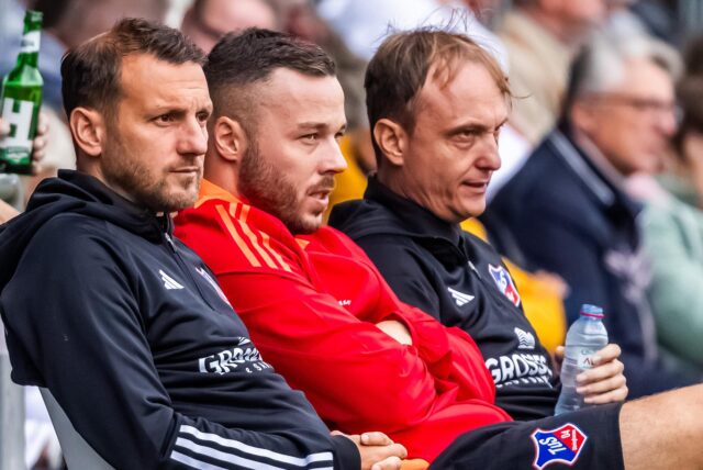 Kapitän Yanni Regäsel, hier zwischen den Trainern Dimitrios Kalpakidis (l.) und Danny Voß (r.) verllässt den TuS Bövinghausen.